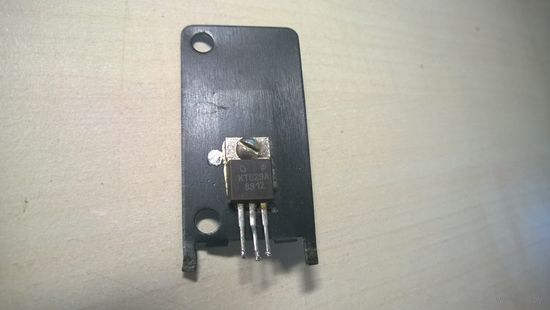 Транзистор КТ829А с радиатором.