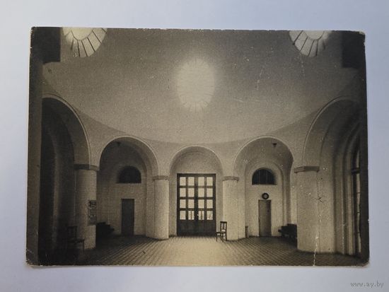 Октябрьские нарзанные ванны. Вестибюль. Кисловодск. Чистая. Почтовая карточка 1920е - 1930е годы.Общий вид.