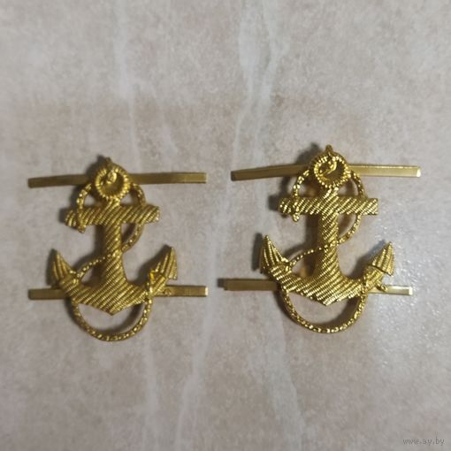 Эмблемы. Якоря ВМФ СССР.  На погонщики курсантов военных училищ. И на дембельские ленточки бескозырок. Алюминиевые кламера. Ранние.
