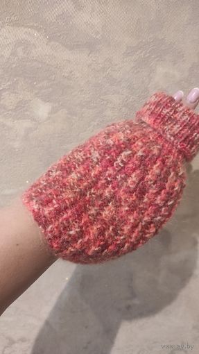 Шапка с отверстием для хвоста или косички. Деми, состояние новой, не пользовались. На 7-9 лет.