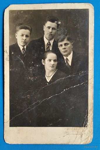 Фото группы молодежи. 1932 г. Рига. 9х13.5 см.