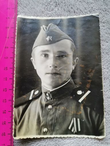 Старое фото. Солдат с наградой. 1949г