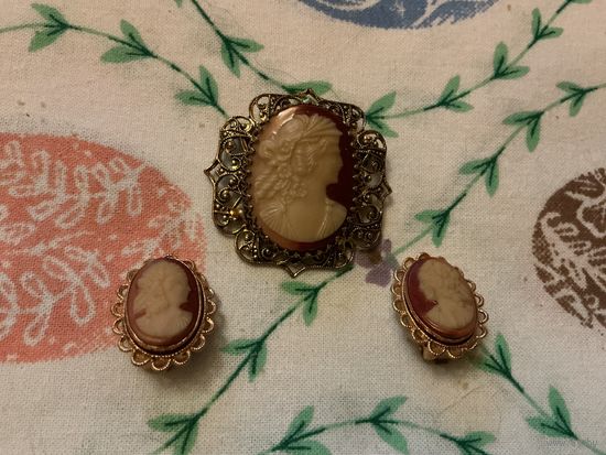 Набор Брошь и Клипсы Камея Целлулоид Чехия 50-е