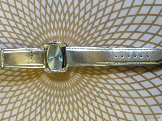 Часы наручные с ремешком QQ . В ремонт,коллекцию,на запчасти. Состояние на скане.