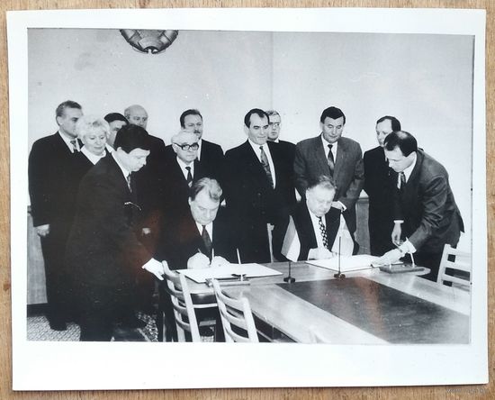 Фото. Парафирование белорусско-украинского Договора о государственной границе. 1997 г.  9х14 см.