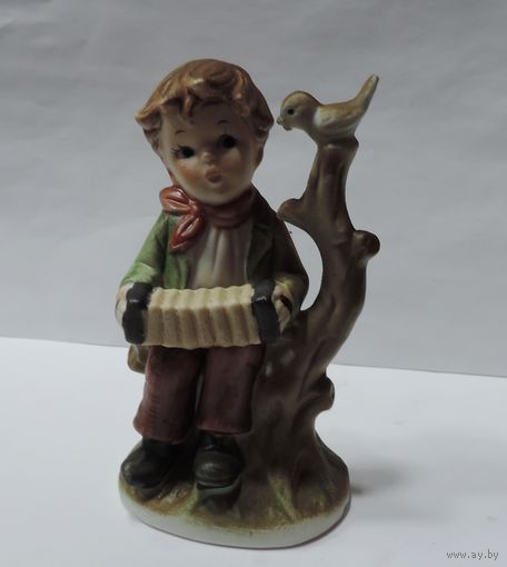 Статуэтка фарфоровая "Мальчик с гармошкой" 70- годы Европа. Высота 12.5 см.