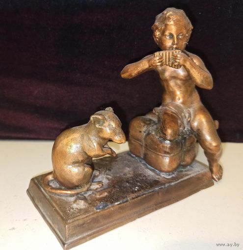 Антикварная бронзовая скульптура ручной работы. Фигура музицирующего мальчика, играющего на флейте, гипнотизируя короля мышей.