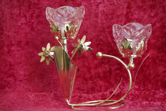 Подсвечник ( высота 18 см , ширина 18 см )