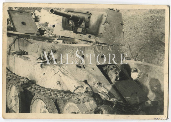 Подбитый из зенитного орудия БТ-7 между Минском и Смоленском, лето 1941. Фото из немецкого альбома.
