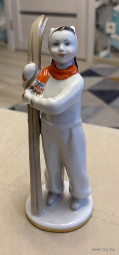 Статуэтка Фарфоровая Лыжница . ЛФЗ . В/с