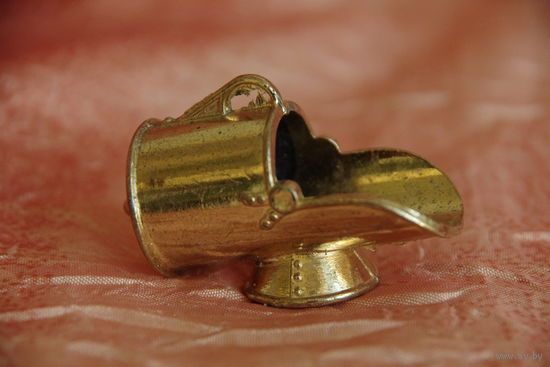 Зольник ( миниатюра ) ( высота 3,5 см , длинна 5 см )