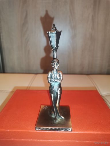 Металлическая, тяжёлая фигурка "Девушка под фонарём", высота 12.5 см., без дефектов.