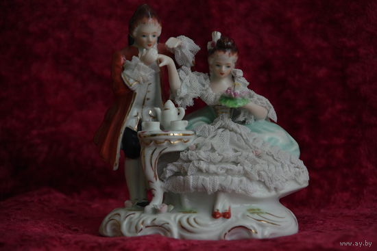 Статуэтка фарфоровая  (высота 16 см, ширина 13 см )   целая