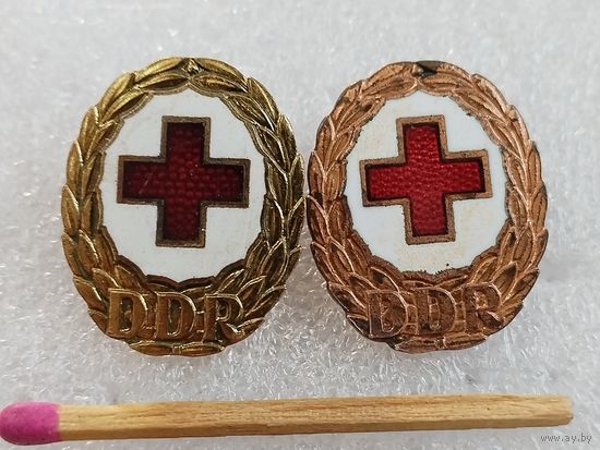 Знаки ГДР. Общество Красного Креста. тяжёлые. цена за 1 шт.