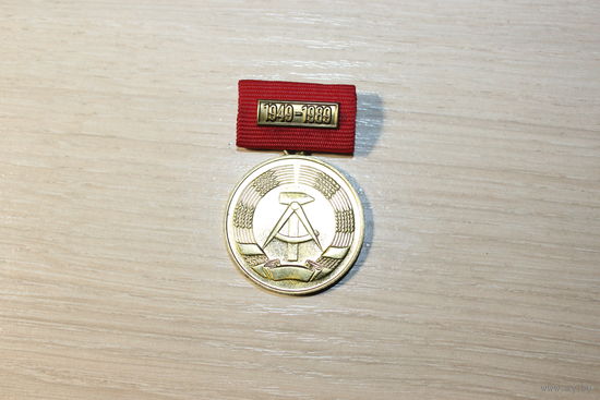 Знак "40 лет образования ГДР", тяжёлый металл.