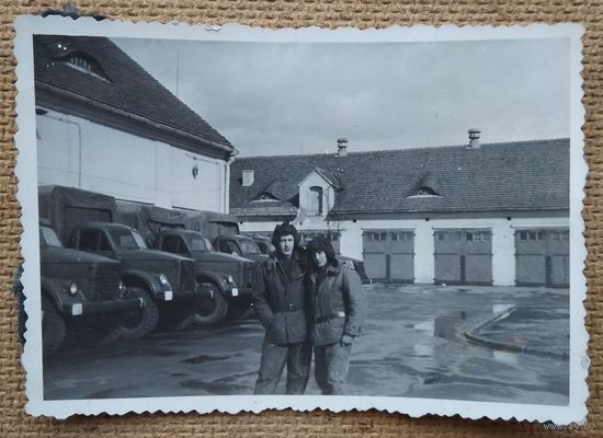 Фото солдат у гаража. 6х9 см.