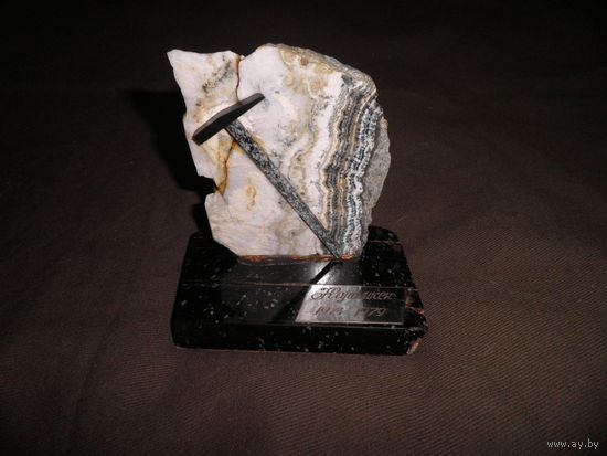 Скульптура,памятный знак Геолога г.Карамкен 1974-1979 гг.в камне.С рубля.