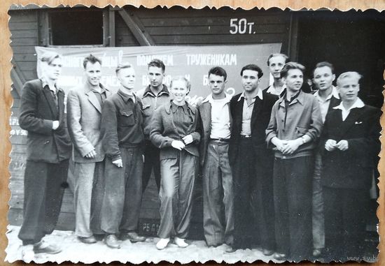 Фото группы молодежи перед отправкой на целину. 1956 г. 6.5х10.5 см.