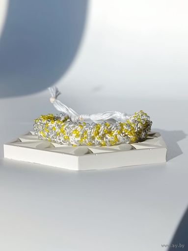 Широкий вязаный браслет из бисера