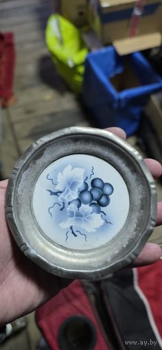 Тарелочка оловянная с фарфоровой вставкой