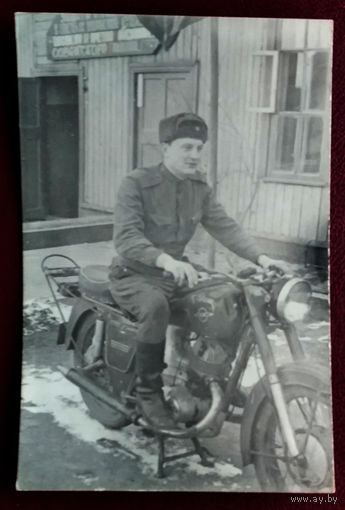 Фото военного на мотоцикле. 1967 г. 6х9 см.