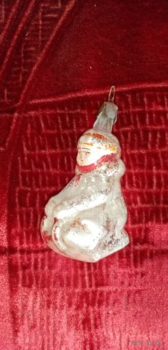 Игрушка елочная мальчик на санках. маленький скол.