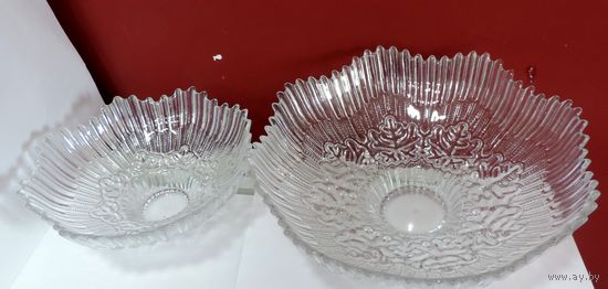 Вазы стеклянные 70-е годы СССР. (Неман). Высота 8.5 и 10.5 см. Диаметр 21 и 29 см. 2 шт.