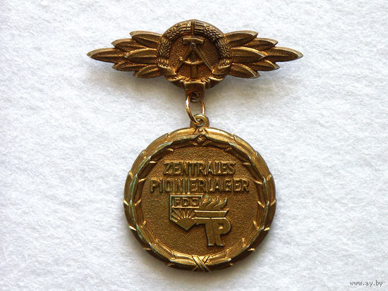 Знак за спортивные достижения членами пионерской организации имени Эрнеста Тельмана и Союза свободной немецкой молодёжи ГДР.