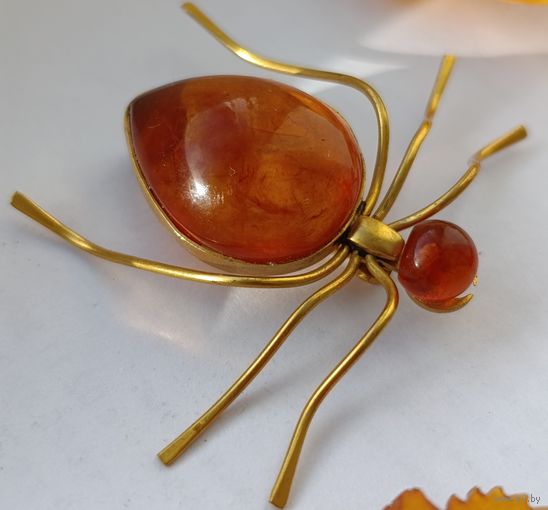 Брошь Паук. Янтарь