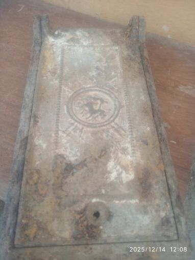 Старинная,печная дверка. Царских времён. Не чистил, крепкая.