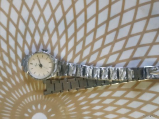 Часы наручные с браслетом ЛУЧ . В ремонт,коллекцию,на запчасти. Состояние на скане.