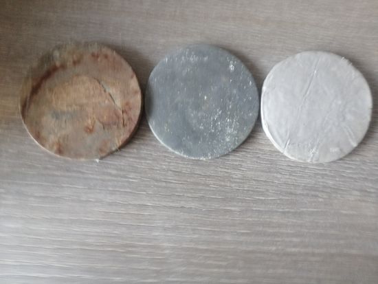 Баночка от допников плюс две крышки от них.