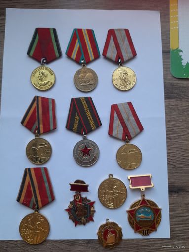Значки медальки.