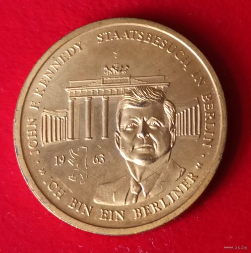 Памятная позолоченная медаль, посвященная визиту президента США Джона Ф. Кеннеди в Западный Берлин в июне 1963 года.