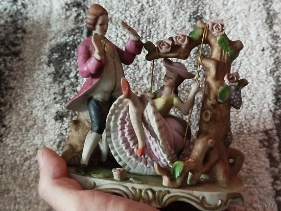 Красивая фарфоровая статуэтка,ГДР,свидание в саду,дефекты на двух селениях листиках,не критично.с рубля