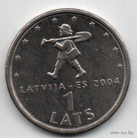ЛАТВИЙСКАЯ РЕСПУБЛИКА. 1 ЛАТ 2004. СПРИДИТИС /МАЛЬЧИК С ПАЛЬЧИК, ЗЕМЛЕКОП/.