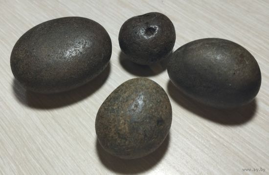 Камни. Металлический ржавый цвет. Гвинея.