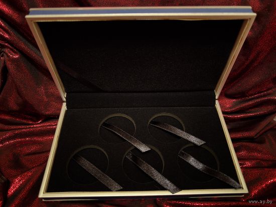 Футляр для монет. 5 ячеек - диаметр ячейки 35 мм.  Упаковка: пакет; коробка.