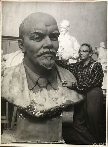 Студийное фото З.Азгура за работой. 1950-60г. 30/40см.