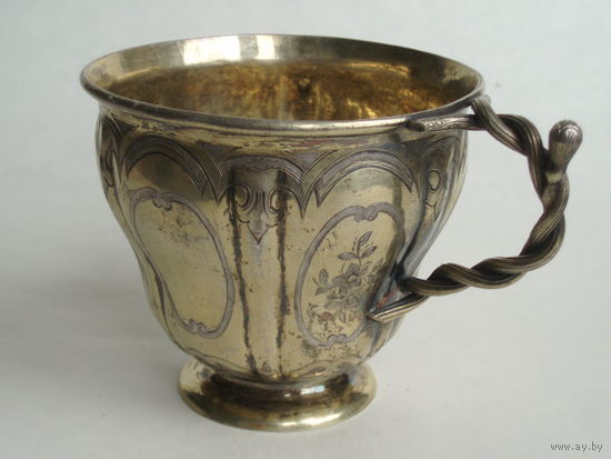 Чашка Россия 1856 год серебро 84. Чашка богато украшена резными орнаментами с выраженными элементы барочного стиля.