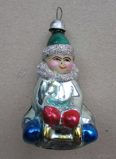 Редкая елочная игрушка "Мальчик на санках". Стекло, СССР