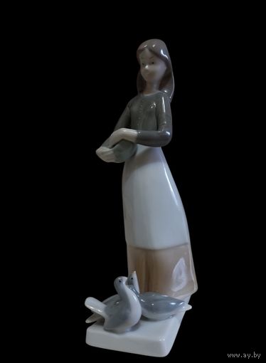 С РУБЛЯ! Девушка с голубями, Германия