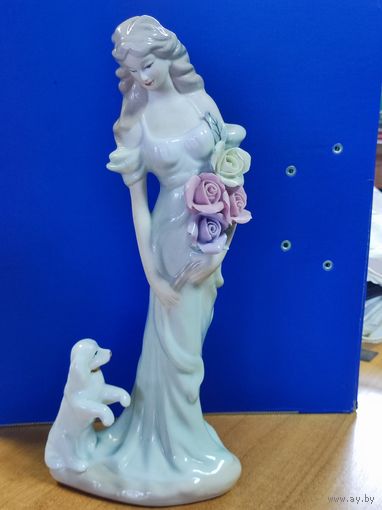 Статуэтка фарфоровая дама с букетом и собачкой.