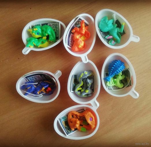 Лот игрушек из серии Kinder Joy Jurassic World.