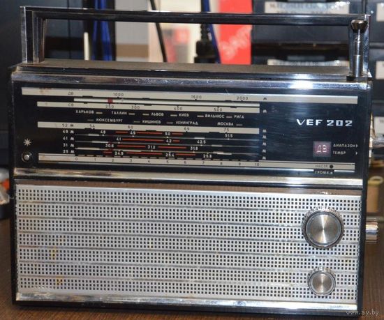 Переносной радиоприёмник ВЭФ-202.