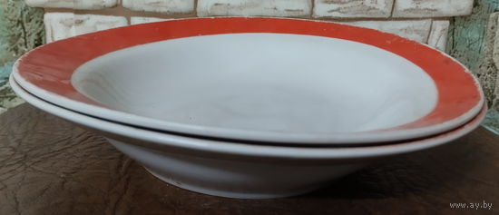 Суповая тарелка с браком-дефектом "Косьё" эпохи СССР. Добрушский фарфоровый завод (Добруш), 1978-1991 гг.