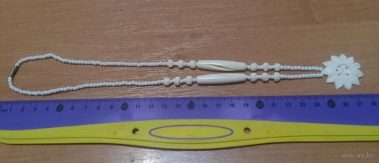 Старые Бусы. Привезены из Швеции. Медальон в виде Солнца- из натурального рога.