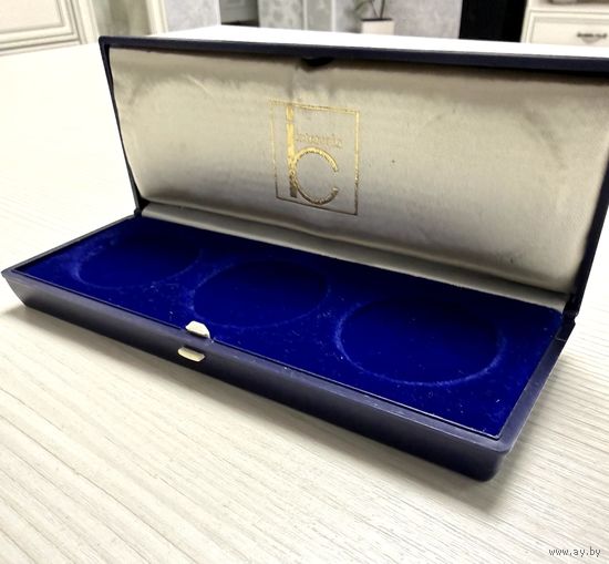 Футляр на 3 монеты с диаметром ячейки 33 мм.