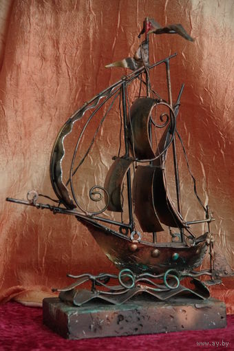 Статуэтка  " Парусник "  ( металл )   высота 34,5 см , ширина 28 см ( целая )