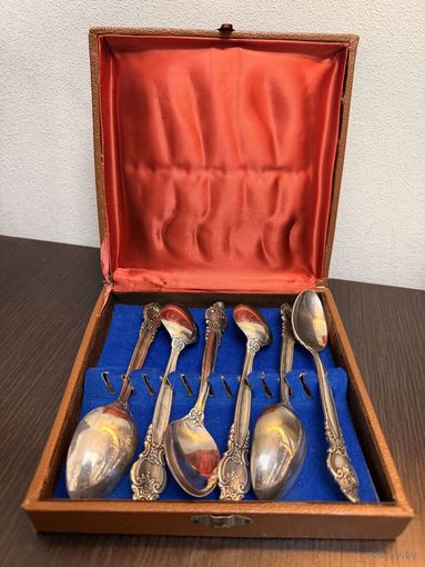 Винтажный набор из шести чайных ложек с растительным декором в оригинальной коробке , времен СССР.